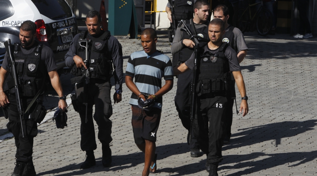 Detidos  para averigua&ccedil;&atilde;o  chegando na cidade da Policia  durante a mega opera&ccedil;&atilde;o com apoio das for&ccedil;as armadas no Jacarezinho Zona Norte do Rio, averiugua&ccedil;&atilde;o  Severino Silva Agencia O Dia