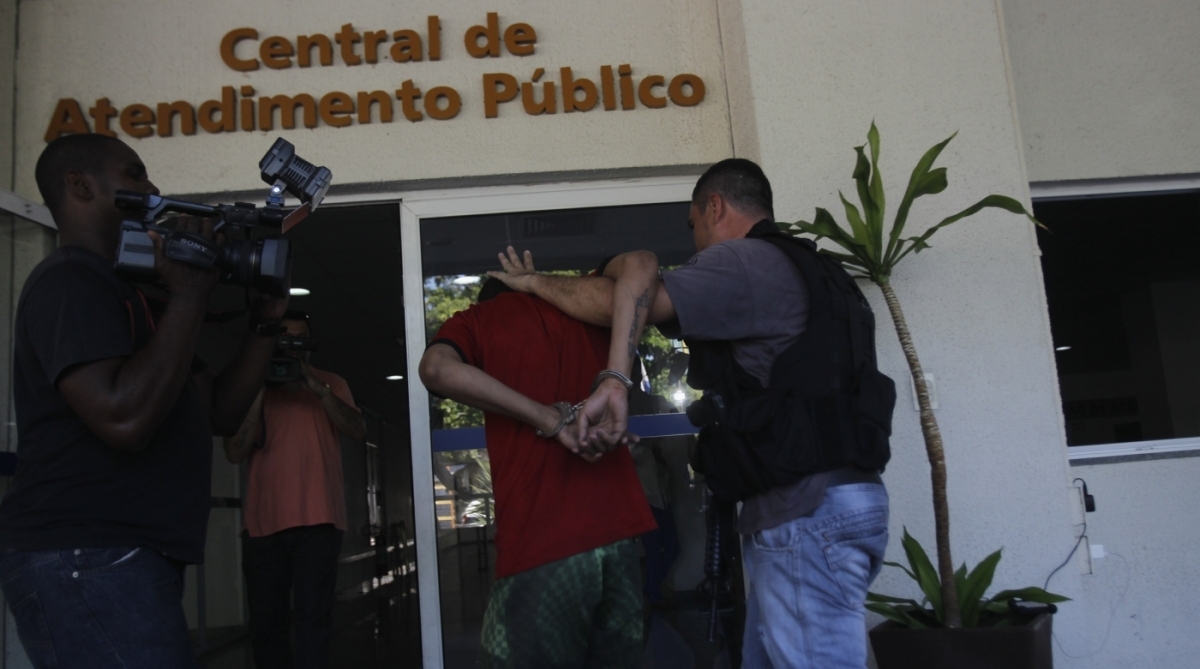 Detidos  para averigua&ccedil;&atilde;o  chegando na cidade da Policia  durante a mega opera&ccedil;&atilde;o com apoio das for&ccedil;as armadas no Jacarezinho Zona Norte do Rio, averiugua&ccedil;&atilde;o  Severino Silva Agencia O Dia