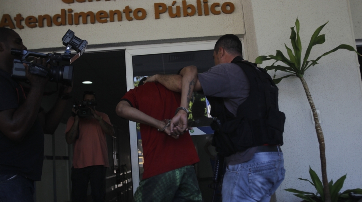 Detidos  para averigua&ccedil;&atilde;o  chegando na cidade da Policia  durante a mega opera&ccedil;&atilde;o com apoio das for&ccedil;as armadas no Jacarezinho Zona Norte do Rio, averiugua&ccedil;&atilde;o  Severino Silva Agencia O Dia