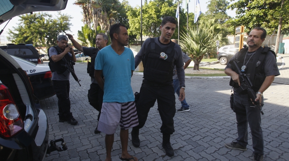 Detidos  para averigua&ccedil;&atilde;o  chegando na cidade da Policia  durante a mega opera&ccedil;&atilde;o com apoio das for&ccedil;as armadas no Jacarezinho Zona Norte do Rio, averiugua&ccedil;&atilde;o  Severino Silva Agencia O Dia