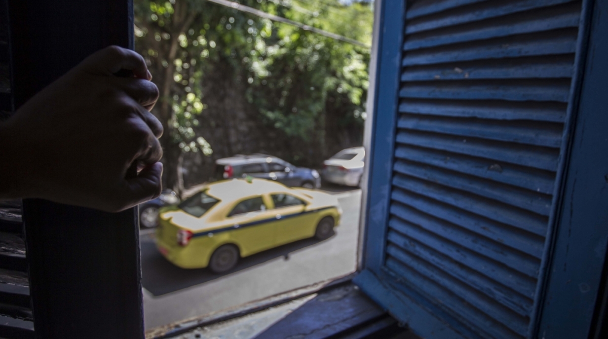 Especial violência no bairro de Laranjeiras. Rua Alice aumentou o número de assalto a pedestre e roubo de automóveis. Morador que não quer identificação reclama da violência na rua Alice. RJ, 18 de janeiro.