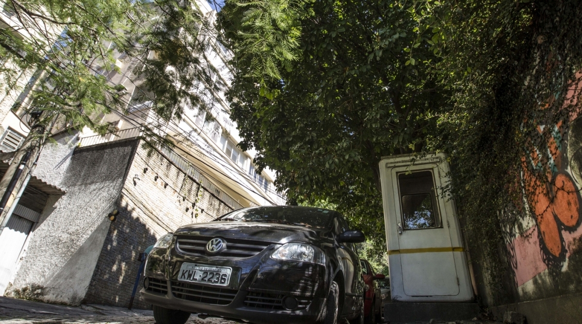 Especial violência no bairro de Laranjeiras. Rua Alice aumentou o número de assalto a pedestre e roubo de automóveis. Guarita abandonada na rua Luiz Catanhede em Laranjeiras RJ, 18 de janeiro.