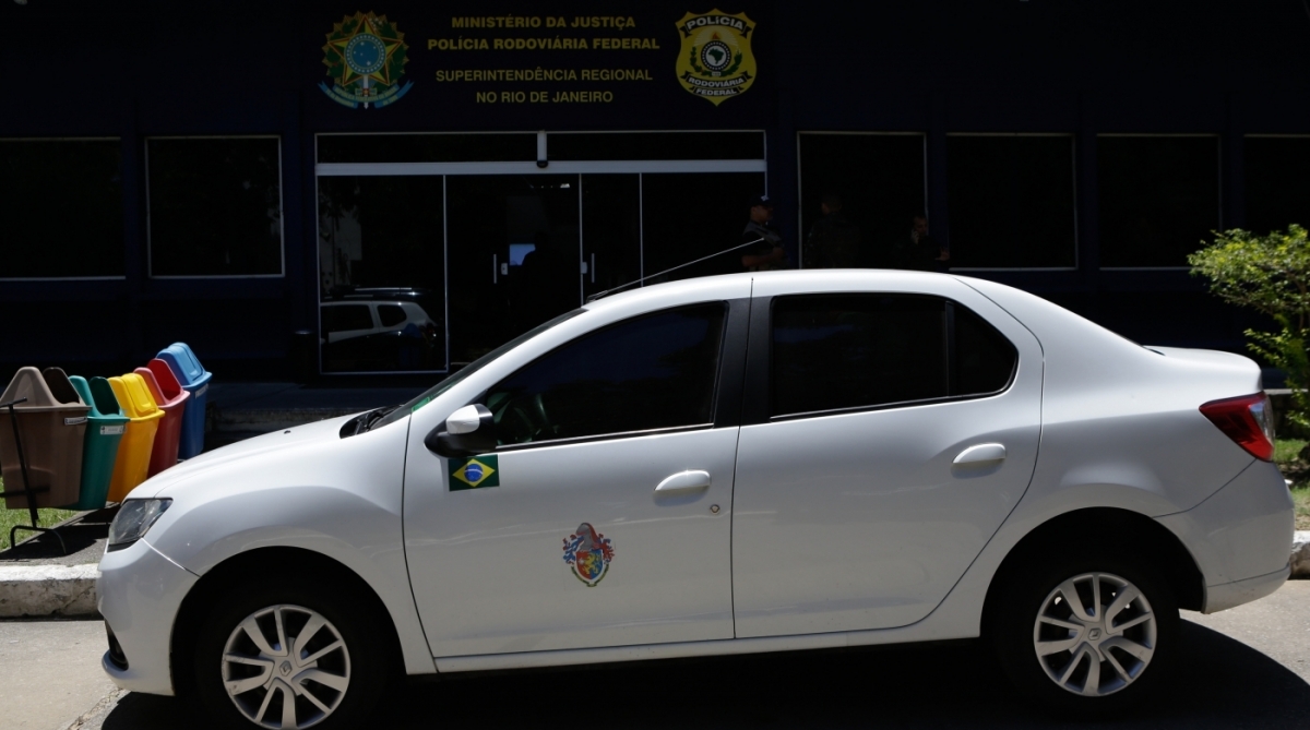 18/01/2018 -( Carro apreendido com o suspeito)  em Uma operação da Polícia Civil e da Polícia Rodoviária Federal encontrou 19 fuzis e 41 pistolas na Rodovia Presidente Dutra, na altura de Itatiaia, no Sul do Rio de Janeiro, nesta quinta-feira (18). As armas estavam com um um homem usando uma farda do Exército. Ele foi preso em flagrante. Foto: Luciano Belford / Agencia O Dia