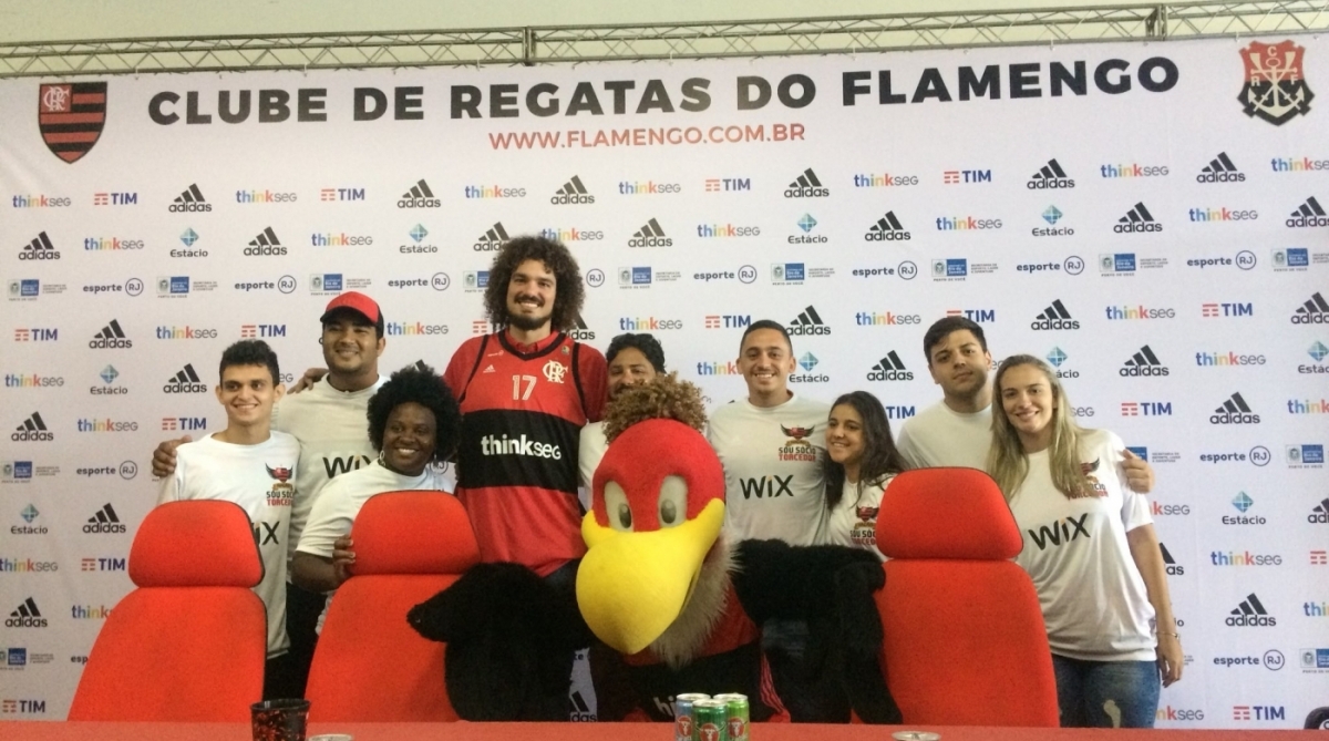 Anderson Varej&atilde;o posa ao lado de torcedores na apresenta&ccedil;&atilde;o - Reprodução / Twitter Time Flamengo