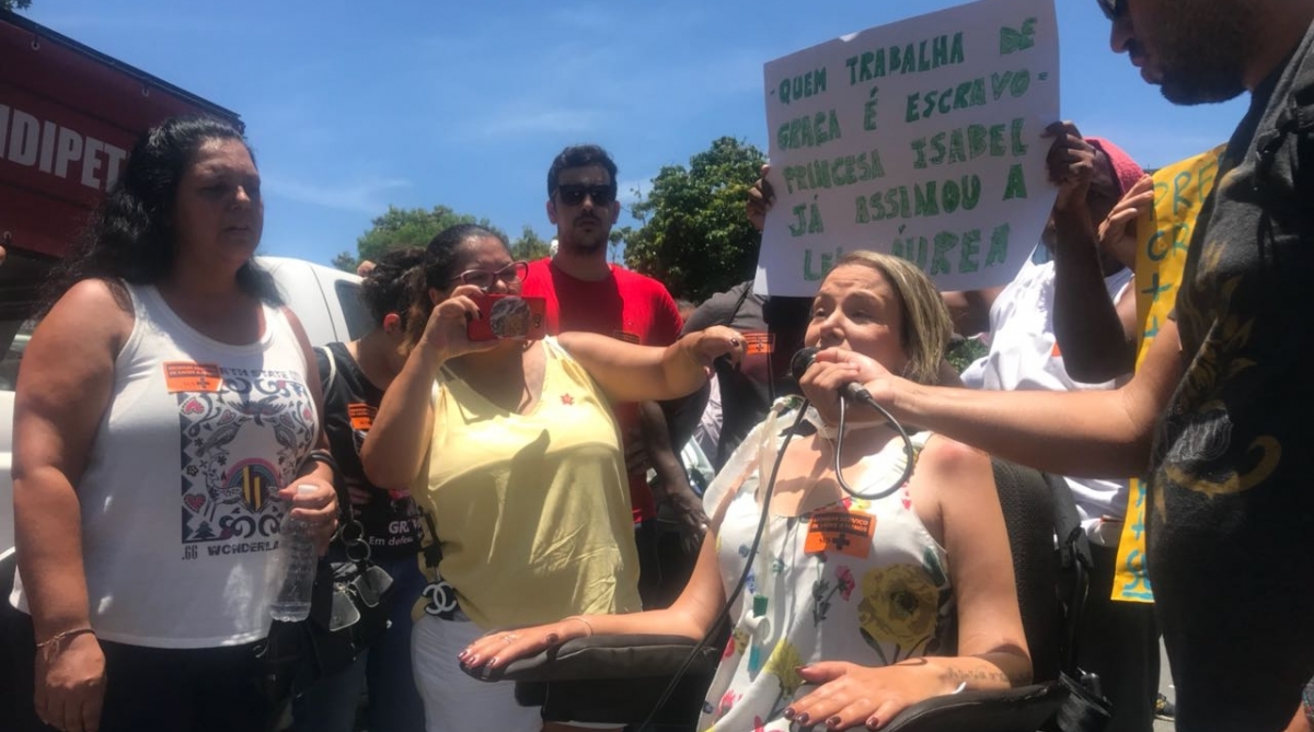 A vereadora Luciana Novaes durante manifestação no Centro  - Divulgação 