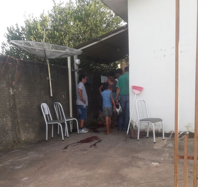 Edilene foi encontrada caída no chão com um golpe de faca. Arma do crime foi deixada ao lado do corpo