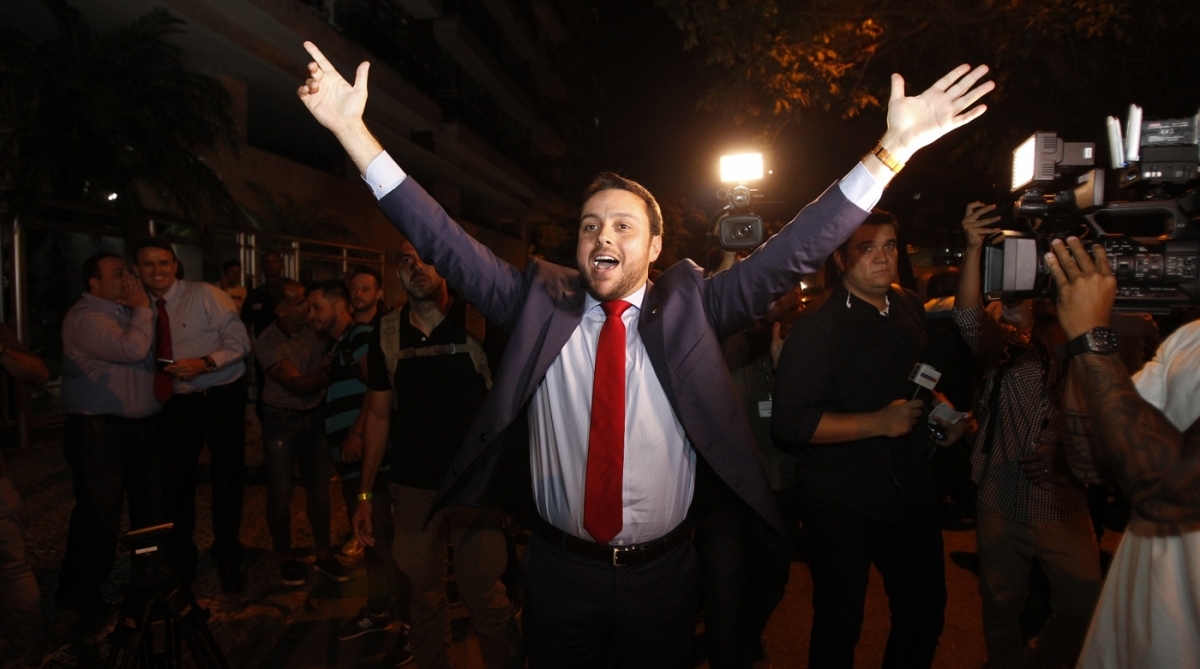 19/01/2018 - Conselho Deliberativo do Vasco se reune na sede náutica do clube para eleger chapas que definirá novo presidente do clube. Na foto, Julio Brandt, um dos candidatos a presidência chega ao local da votação e acena para seus apoiadores. Foto de Alexandre Brum/Agência O Dia - ATAQUE ESPORTE ELEIÇÕES VASCO DA GAMA BRANDT HORTA CAMPELLO EURICO
