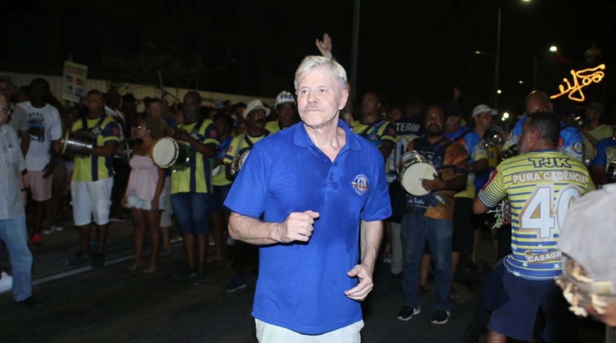 Juliana Alves e Miguel Falabella se esbaldam no ensaio de rua da Unidos da Tijuca