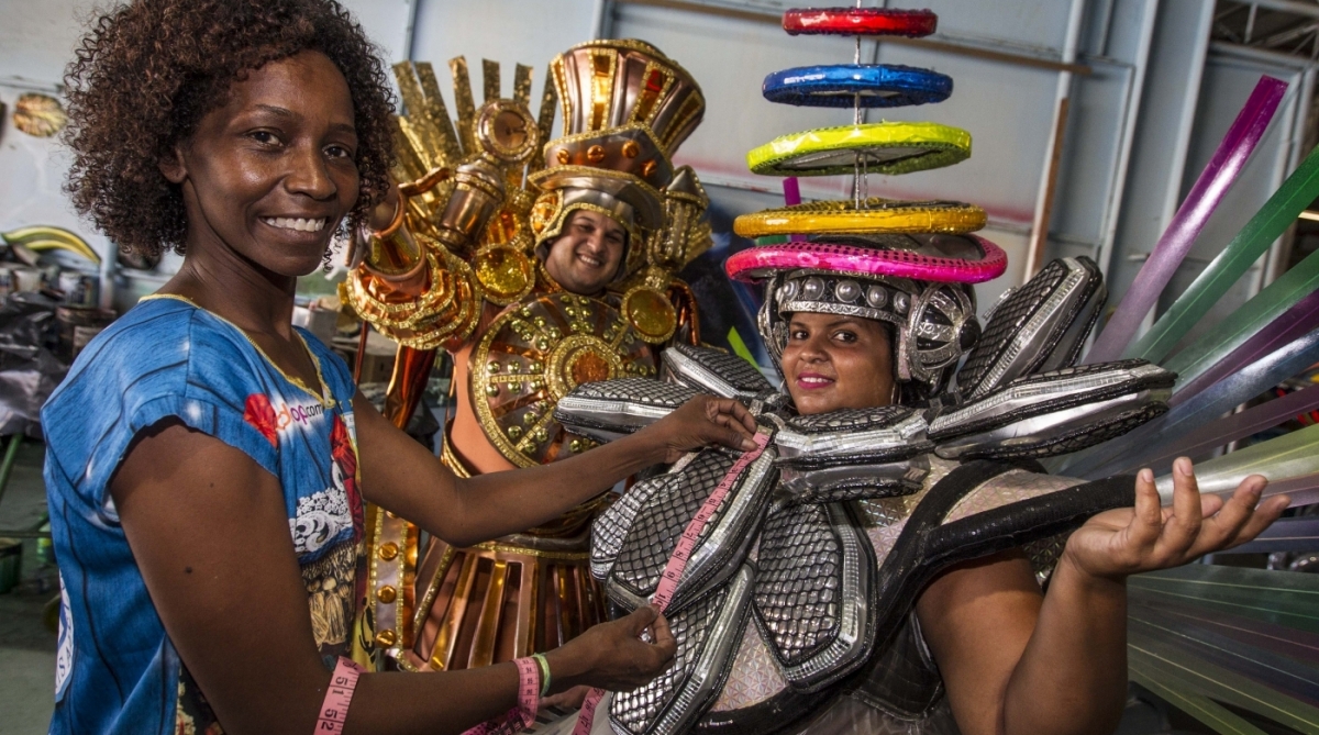 Leidi Lúcia prepara fantasias da Vila Isabel. Na escola, os preços dos figurinos de alas comerciais caíram de R$ 1,4 mil para R$ 1 mil para estimular as vendas, em baixa - Marcio Mercante / Agencia O Dia