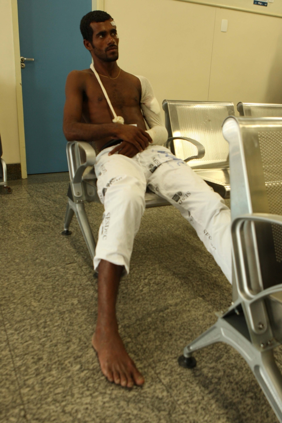 Uma das vítmas do atropelamento de várias pessoas na praia de Copacabana. O ambulante Valdenir de Lima, 33, que está interrnado no Hospital Miguel Couto na Gávea. anos. Fotos de Estefan Radovicz/Agência O Dia
Byline