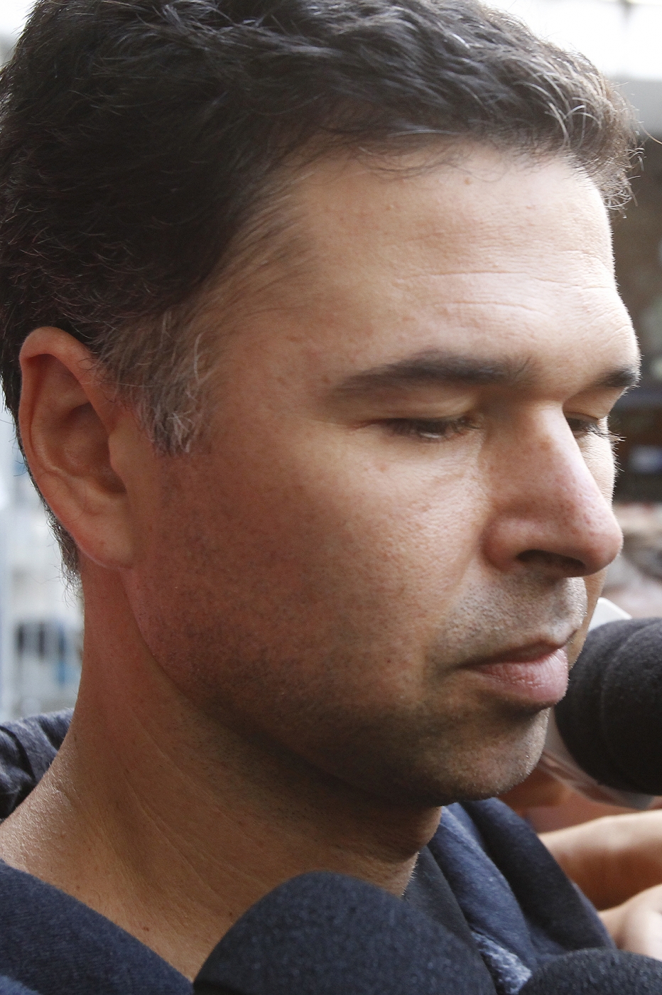1-19-8--20 - Antonio de Almeida Anaquim, de 41 anos, motorista que atropelou 17 em Copacabana na noite de ontem, deixa a delegacia (12 DP/Copacabana), após prestar depoimento sobre o caso ao lado de seu advogado. Uma bebê de 8 meses morreu horas depois de ser atingida no acidente. Foto de Alexandre Brum/Agência O Dia - POLICIA CIDADE TRANSITO ACIDENTE COLISÃO COPACABANA ZONA SUL
