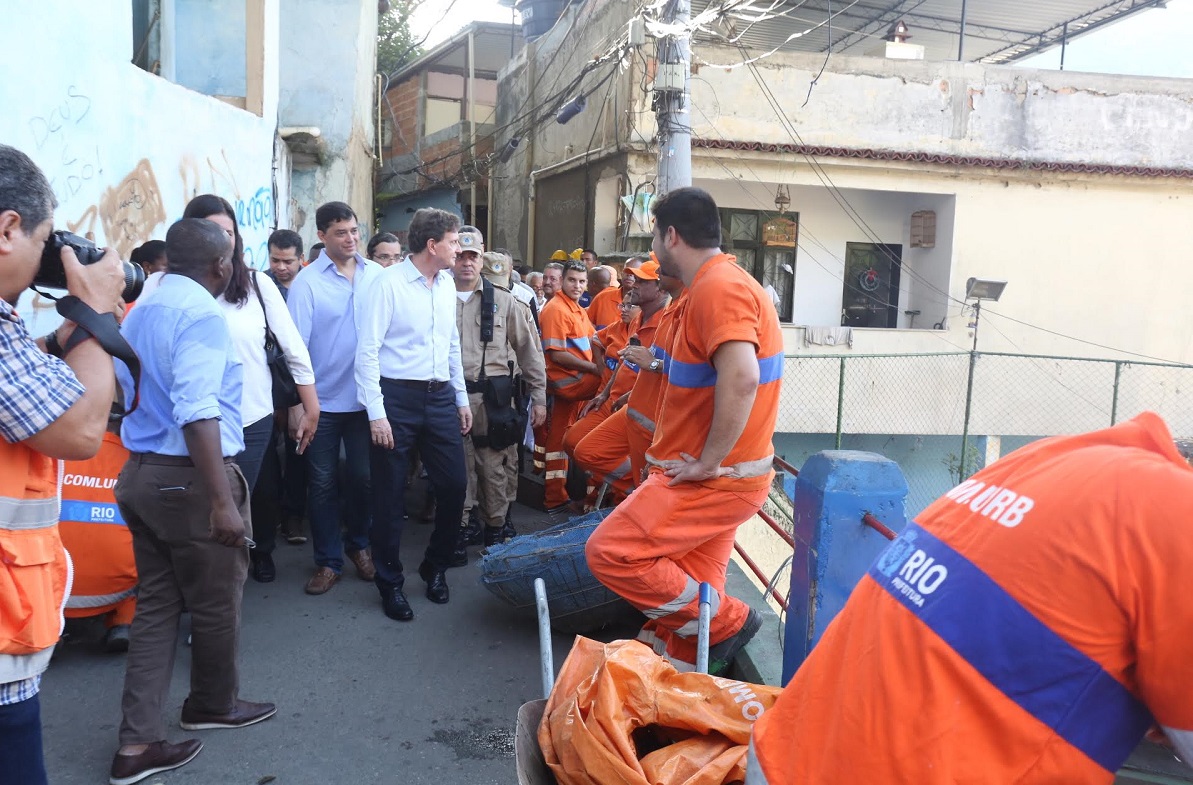 Crivella acompanha mutirão de limpeza e conservação no Borel  - Edvaldo Reis / Prefeitura do Rio