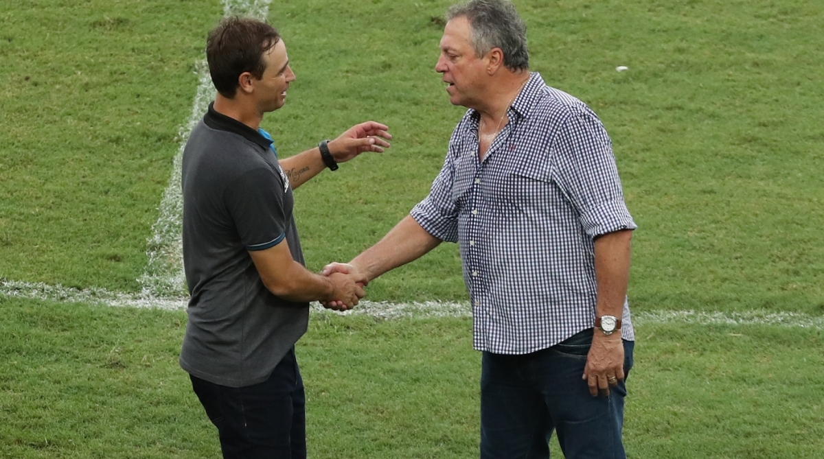 Os técnicos Felipe e Abel se cumprimentam antes de a bola rolar - Alexandre Brum