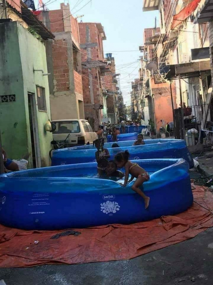 Traficantes montam piscinas para crianças na favela Nova Holanda