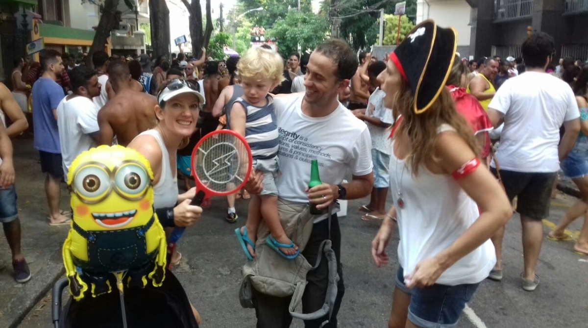 Alexandre, com o filho, Pedro, no colo, levou a mulher,  Bruna (D) e a amiga Lucia ao Só Caminha