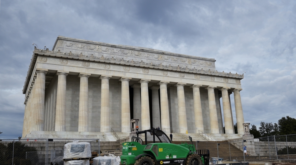 An idle forklift is seen infront of the Lincoln Memorial on the first full week of the government shutdown in Washington, DC on January 22, 2018. / AFP PHOTO / MANDEL NGAN
      Caption