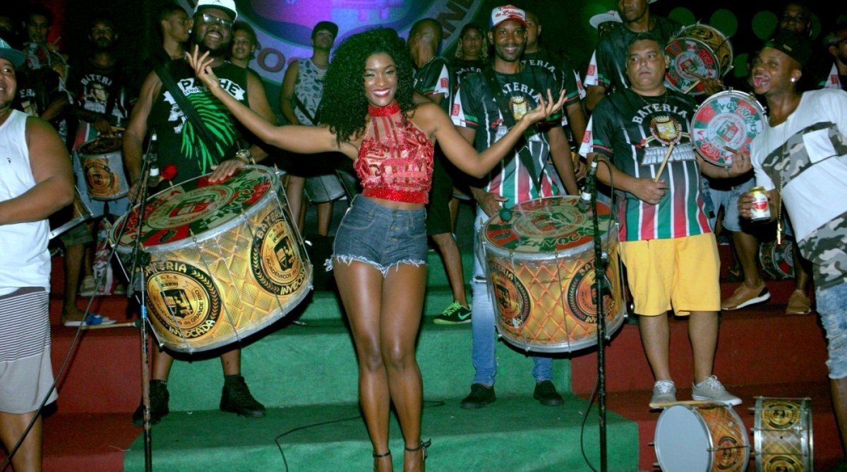 Erika Januza na quadra da escola de samba Grande Rio