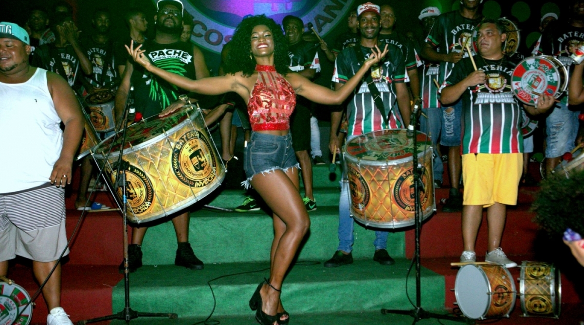 Erika Januza na quadra da escola de samba Grande Rio