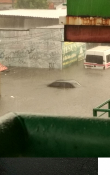 Ruas de Bangu ficam submersas durante temporal.