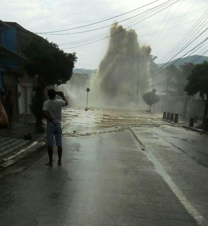 Adutora rompeu em Sant&iacute;ssimo em 2018. &Aacute;gua chegou a 10 metros de altura e alagou v&aacute;rias casas
 - DIVULGA&Ccedil;&Atilde;O