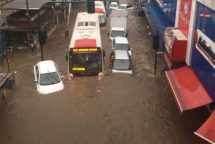 Carros e ônibus ficam submersos pela água da chuva em Bangu.