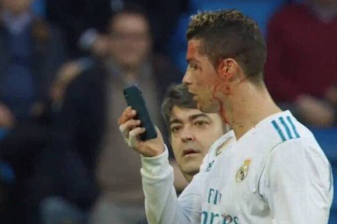 Cristiano Ronaldo conferindo os cortes