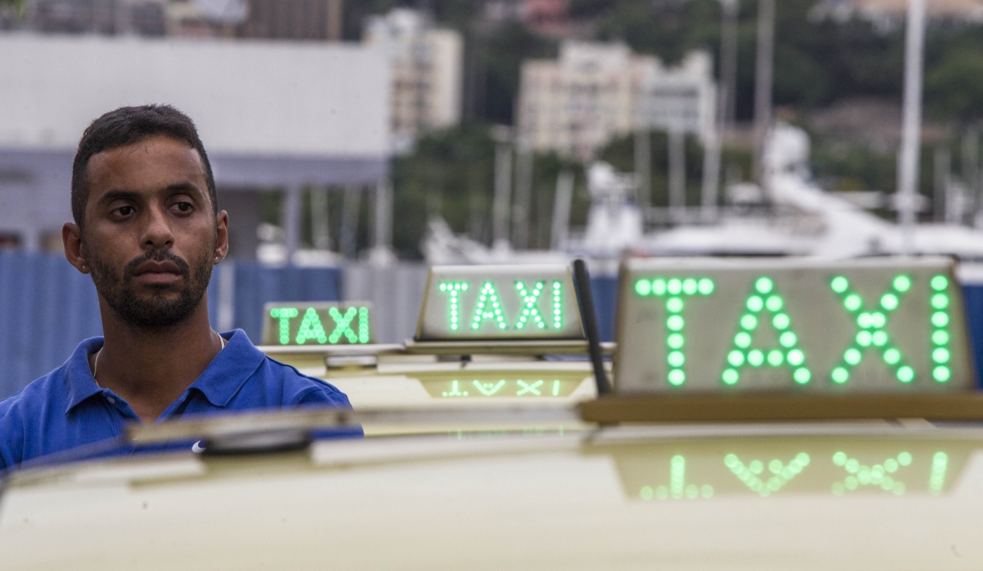 Prefeito Marcelo Crivella libera aumento na bandeirada do taxista no valor de 10 centavos. O motorista de taxi Leandro Souza opina sobre o assunto. RJ, 22 de janeiro.