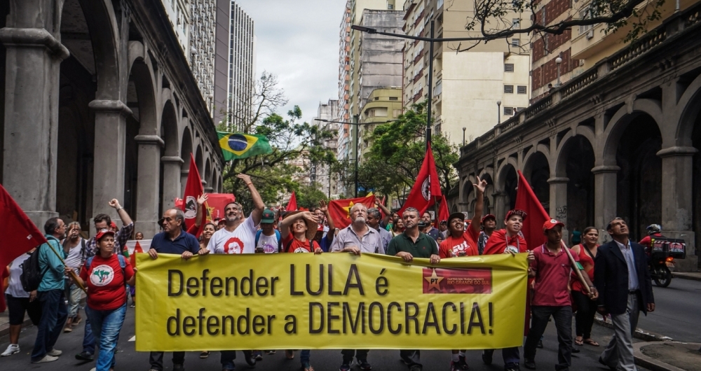 Manifestantes simpatizantes petistas vaiam Moro e pedem 'iluminação' ao relator do caso de Lula no TRF-4 