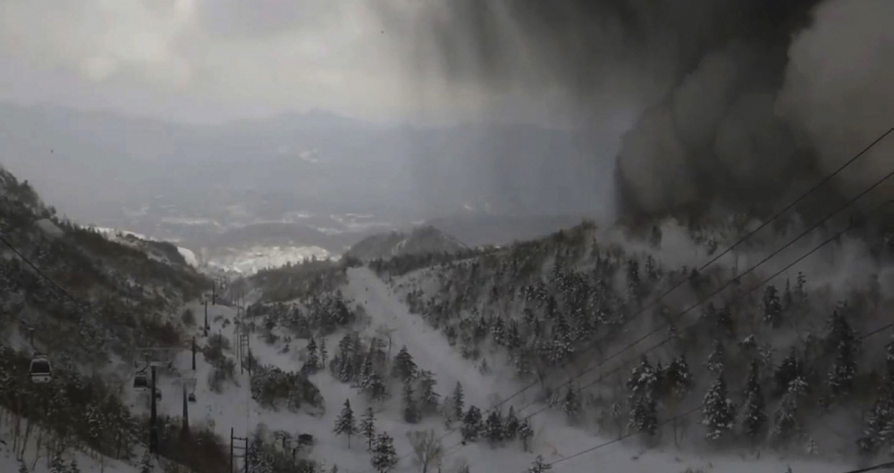 Erup��o do vulc�o e uma avalanche deixa um morto e v�rios feridos, alguns em estado grave. Uma pessoa est� desaparecida