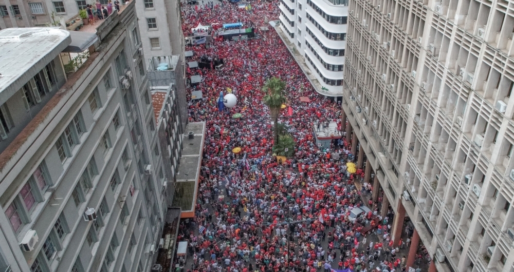 Os manifestantes pedem o direito do ex-presidente Luiz Inácio Lula da Silva de concorrer à eleição presidencial deste ano. Julgamento ocorre hoje