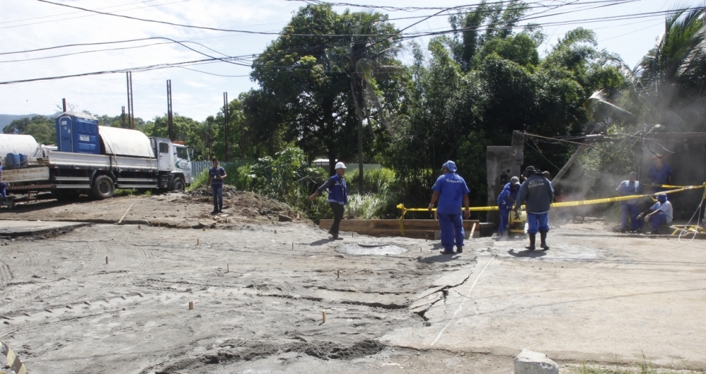 Rompimento de tubulação da Cedae, em Santíssimo, Zona Norte do Rio. Várias casas forma invadidas pela água