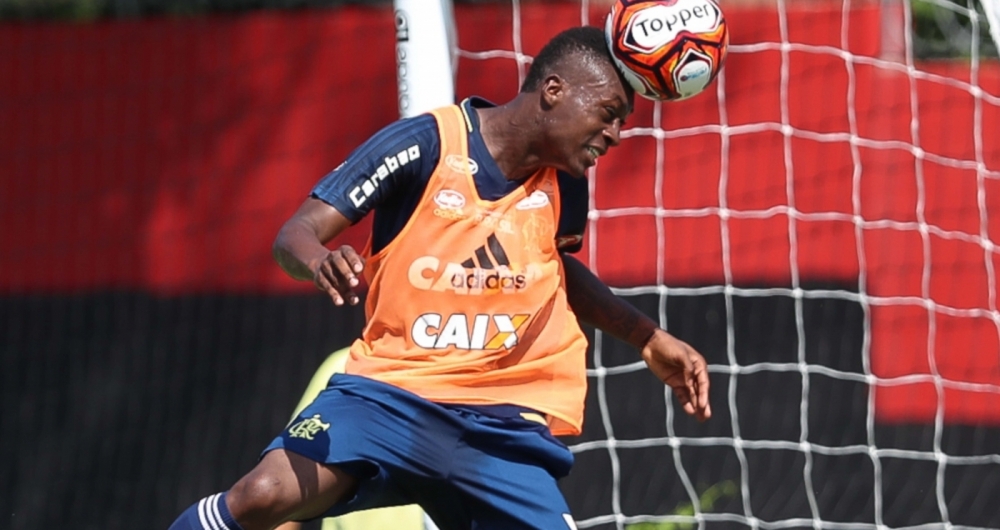 Marlos Moreno, atacante do Flamengo, cabeceia a bola, em treino no Ninho do Urubu