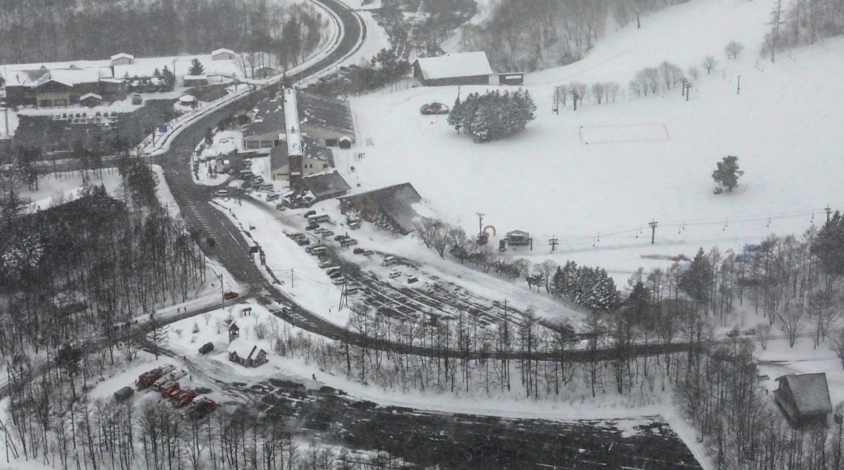 Erupção do vulcão e uma avalanche deixa um morto e vários feridos, alguns em estado grave. Uma pessoa está desaparecida
