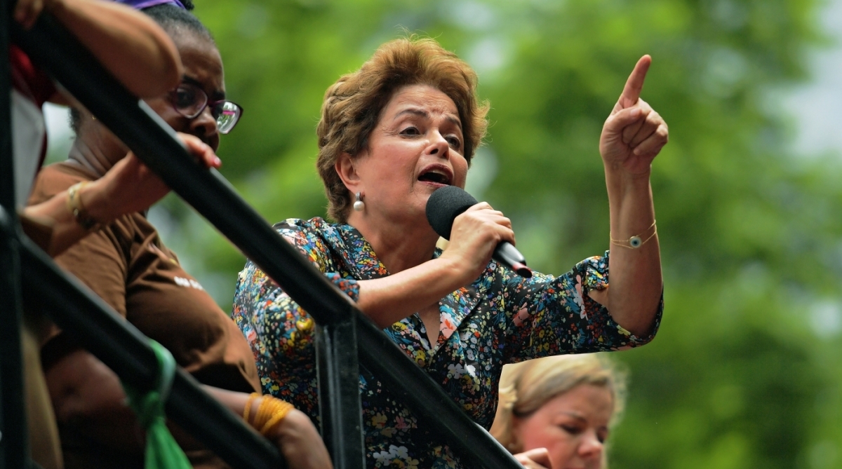 Dilma discursou para simpatizantes de Lula em Porto Alegre