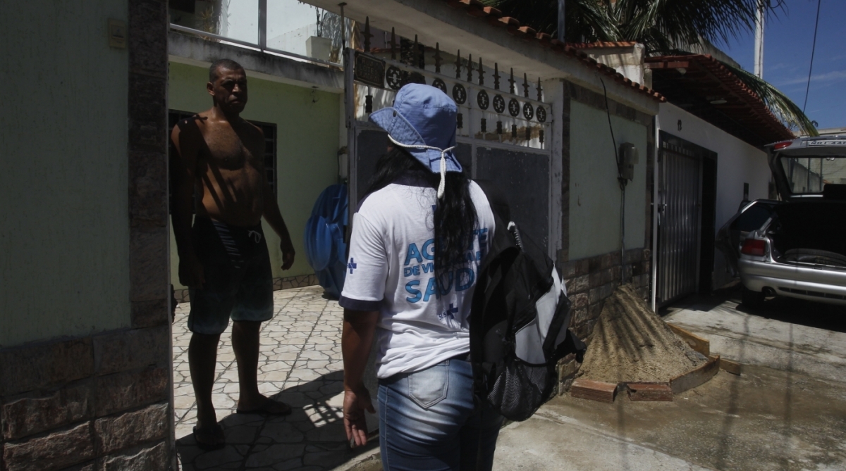  Suite de rompimento de tubula&ccedil;&atilde;o da Cedae, em Sant&iacute;ssimo, Zona Norte do Rio.Agentes de sa&uacute;de passam instru&ccedil;&otilde;es para os moradores afetados pelo rompimento de adutora. Foto - Severino Silva / Ag&ecirc;ncia O Dia