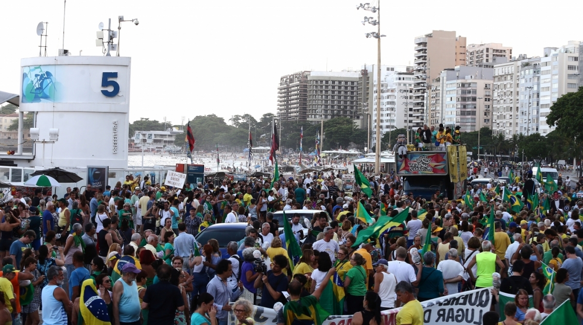 LINS8646 - RJ - 23/01/2018 - VEM PRA RUA / ATO EM DEFESA DA JUSTIÇA / RIO - POLîTICA OE - O Movimento Vem pra Rua promove o 'Ato em Defesa da Justiça' em Copacabana, na zona sul do Rio, na tarde desta terça-feira, 23, um dia antes do julgamento do ex-presidente Lula no Tribunal da Lava Jato. Haverá manifestações simultâneas em diversas cidades. Foto: FABIO MOTTA/ESTADÃO