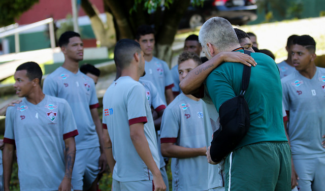 L�o Percovich � abra�ado por jogadores em seu retorno ao Fluminense