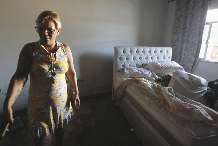Suite de rompimento de tubula&ccedil;&atilde;o da Cedae, em Sant&iacute;ssimo, Zona Norte do Rio. Dona de casa Sonia Fernandes perdeu tudo por causa de rompimento. Foto - Severino Silva / Ag&ecirc;ncia O Dia