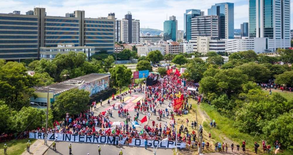 Em Porto Alegre, movimentos de esquerda fizeram manifesta��es a favor do ex-presidente. Em S�o Paulo, protesto chegou � Avenida Paulista