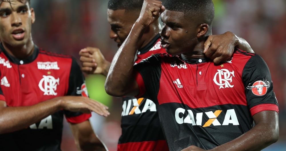 Lincoln comemora seu gol durante a partida entre Flamengo e Bangu