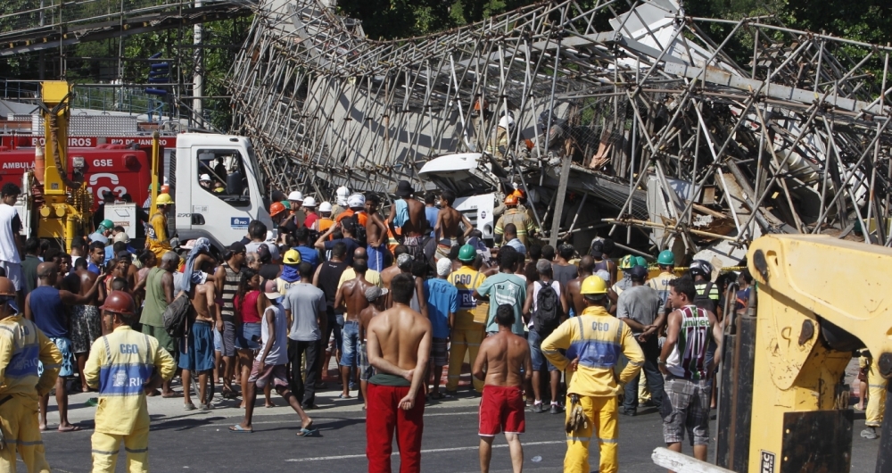 Multid�o se re�ne perto do local do acidente: passarela provis�ria foi montada h� dois anos