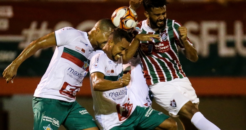 O zagueiro Renato Chaves divide a bola com tr�s marcadores: o Fluminense decepcionou mais uma vez