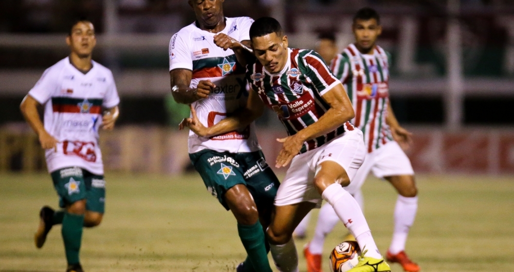 O tricolor Douglas briga pela bola. J� o Flu brigou com a bola