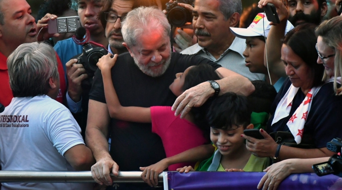 'A decisão, eu respeito, o que não aceito é a mentira. Se me condenaram, me deem pelo menos o apartamento', disse Lula em ato em São Paulo - AFP/NELSON ALMEIDA