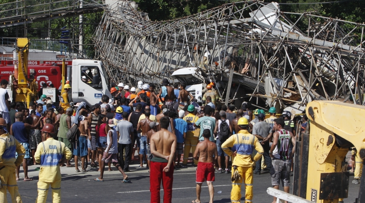 Caminhão trabalhava nas obras do BRT Transbrasil e bateu na passarela em Cordovil. O motorista ficou preso às ferragens e morreu no local - fotos Severino Silva