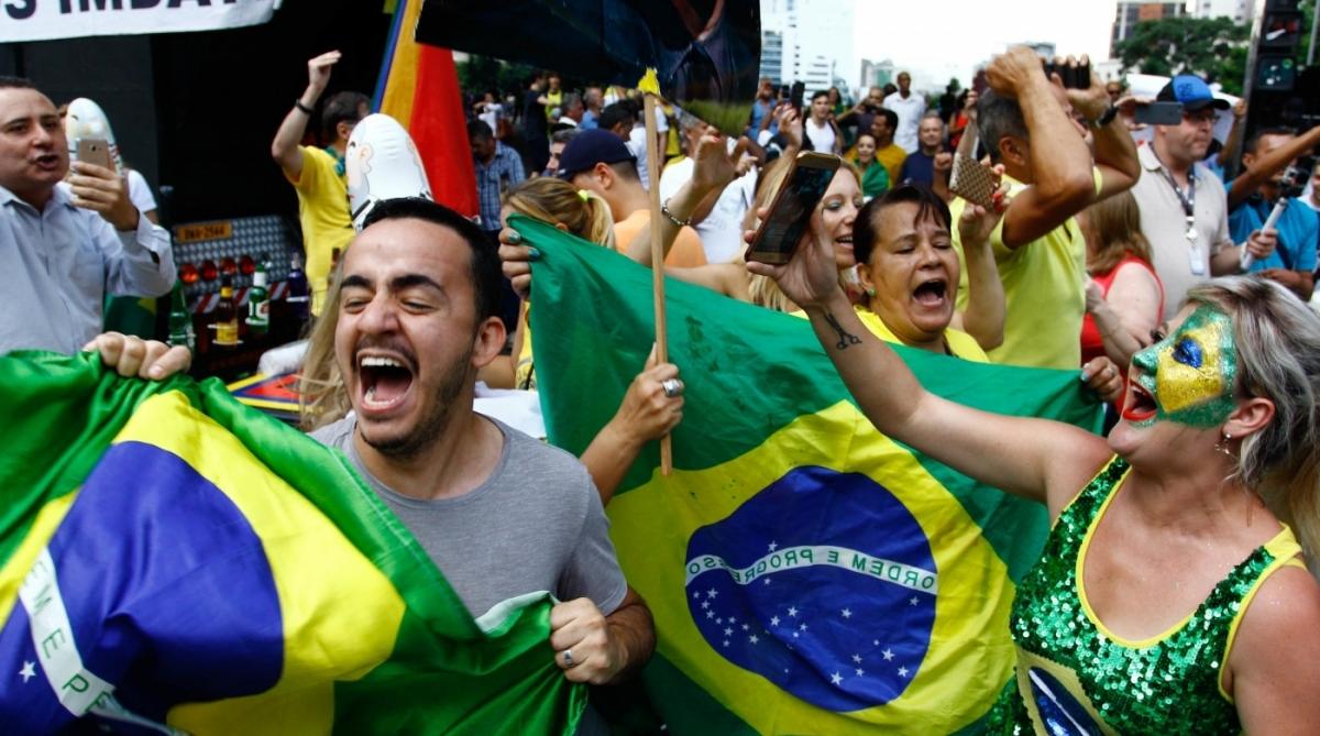 Na foto manifestantes comemoram condenação de Lula por 3 x 0. Manifestantes, em apoio a Lava Jato e ao Juiz Federal Sérgio Moro,  gritam palavras de ordem nesta quarta-feira (24), na Avenida Paulista, no dia em que o ex-presidente Luis Inácio Lula da Silva julgado em segunda instância pelo TRF-4.