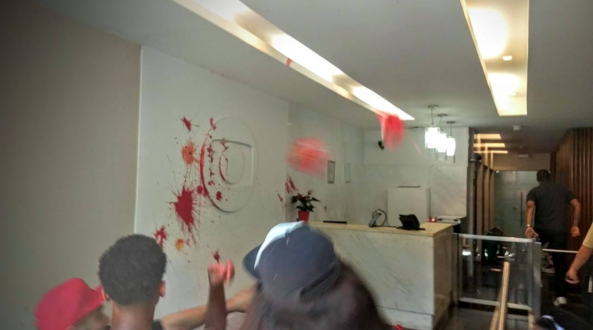 Manifestantes invadem prédio da TV Globo, no Jardim Botânico - Reprodução Facebook 