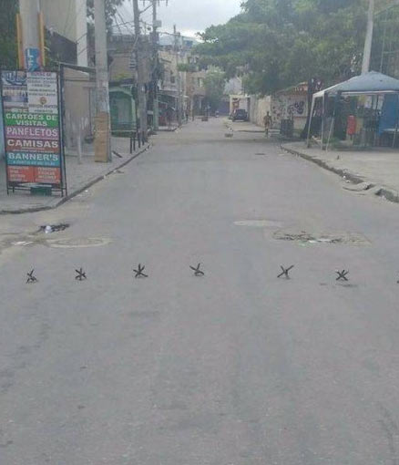 Traficantes colocaram barreiras para impedir a passagem da pol�cia na Cidade de Deus