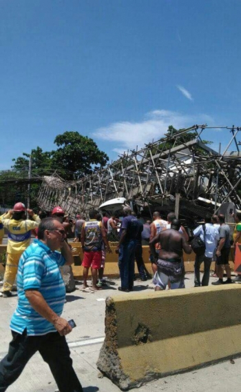 Passarela caiu em cima de caminh�o na Avenida Brasil