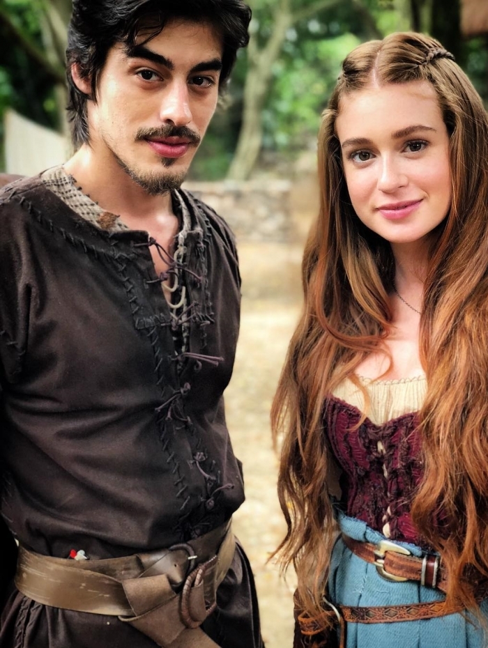 Vinícius Redd e Marina Ruy Barbosa nos bastidores de 'Deus Salve o Rei'